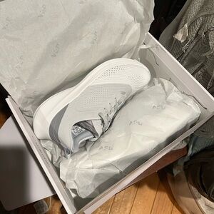 NIB Athletic Propulsion Labs (APL) Women’s Dream in steel grey/white/cement